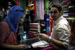 Wybranie odpowiedniej chusty na bazaarze w Teheranie to wcale nie taka prosta sprawa